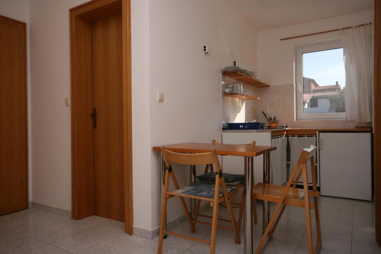 Apartments With A Parking Space Mandre, Pag - 6405 Kolan Exterior foto
